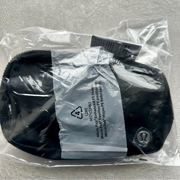 Lululemon Everywhere Belt Bag 1L Black/White Brand New - Picture 10 of 15